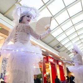 Les Féérix devant des boutiques