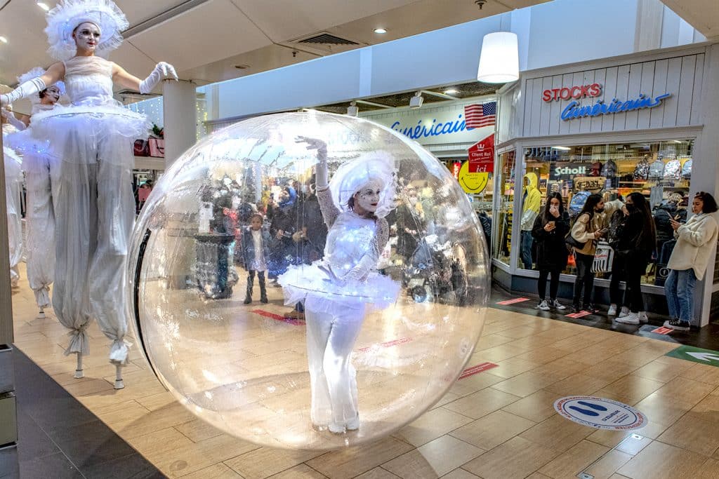 Danseuse-bulle dans une galérie commerciale