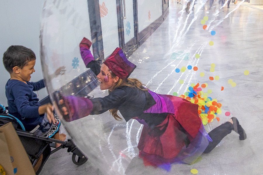 Danseuse colorée en bulle