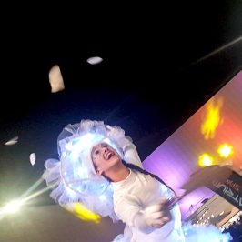 Une Féérix, échassière lumineuse avec un sourire lumineux