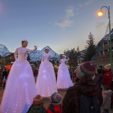Les Welcome, danseuses lumineuses sur échasses, à Chamonix et aux Deux Alpes