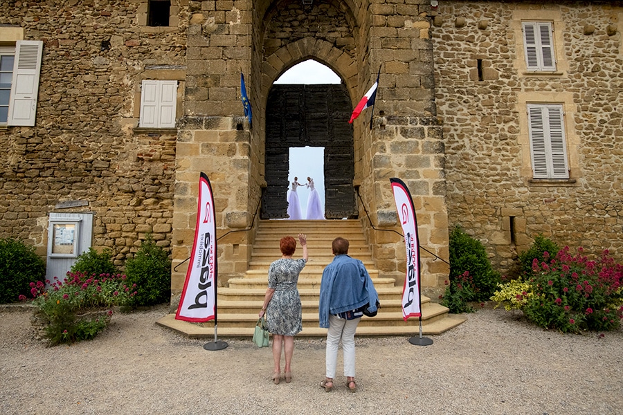 Accueil en échasses au Château de Montseveroux
