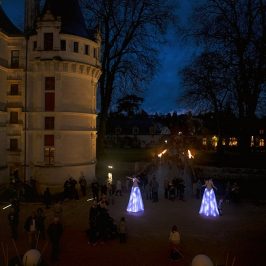 Les Welcomes, nos échassières lumineuses, ont animé la cour du Château d'Azay-le-Rideau