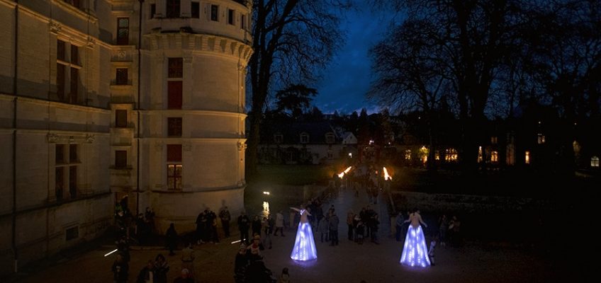 Les Welcomes, nos échassières lumineuses, ont animé la cour du Château d'Azay-le-Rideau