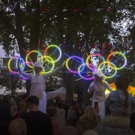 Animation lumineuse sur échasses