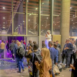 animation festive et lumineuse Événementiel avec des costumes lumineux