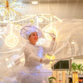 es Féérix, échassiers lumineux blancs en centre commercial